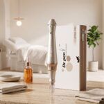 Dermapen Dr. Pen E30 para consultorio junto a su caja, en un ambiente de consultorio